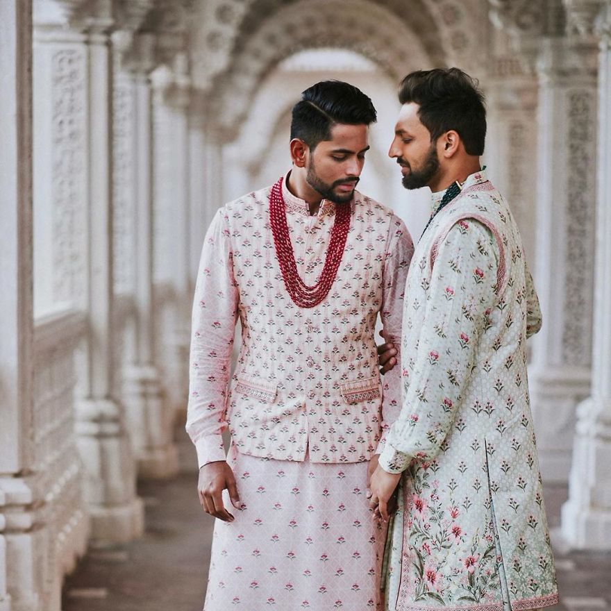 Gay Indian Couple Holds A Traditional Wedding Ceremony In A Hindu Temple, And Their Photos Go Viral Gay Indian Couple Holds A Traditional Wedding Ceremony In A Hindu Temple, And Their Photos Go Viral