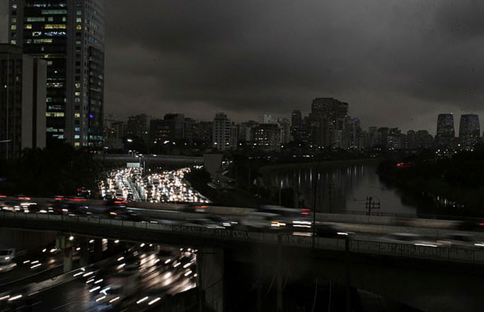 People Share Apocalyptic Photos Of Sao Paulo Which Went Pitch Black During Daytime From Amazon Fires