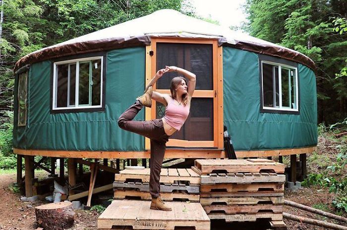 This Girl’s Message On Ig Is That She’s “Holistic” But That Door Isn’t Fooling Anyone