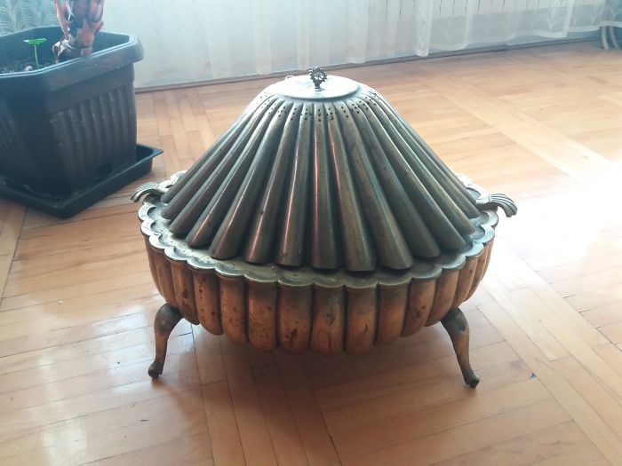 Just Moved To New Apartmant, Found This In The Living Room. What The F Is This?