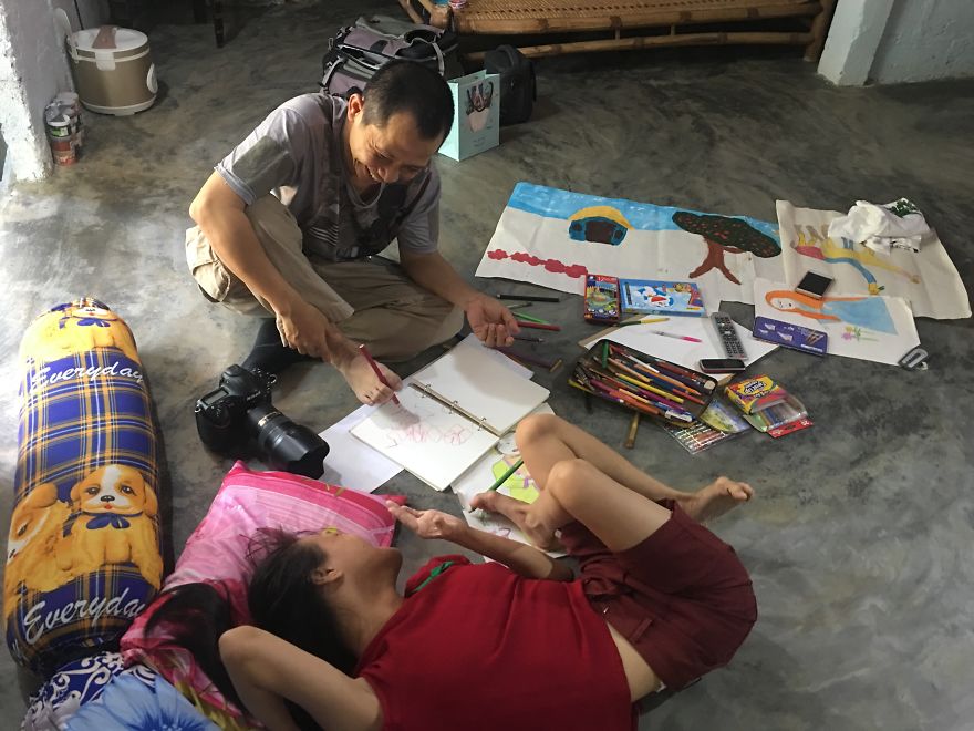 This 27-Year-Old Girl Is Disabled But She Uses Her Feet To Draw Optimistic Pictures With Hopes Of Supporting Her Mother This 27-Year-Old Girl Is Disabled But She Uses Her Feet To Draw Optimistic Pictures With Hopes Of Supporting Her Mother