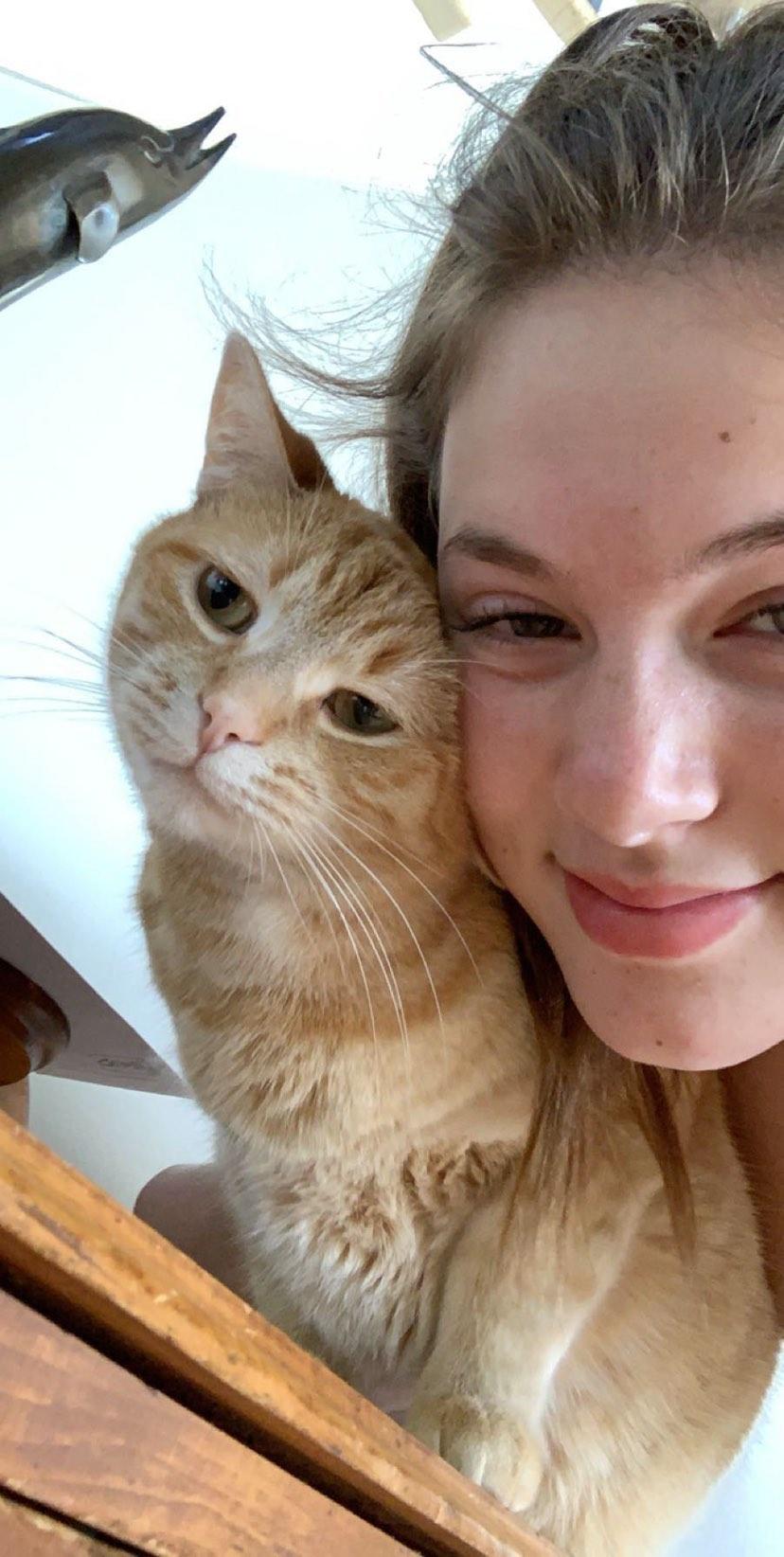 17-Year-Old Makes Hilarious TikTok Video Of Her Cat Dancing To “Mr. Sandman” And 1.5 Million People Love It 17-Year-Old Makes Hilarious TikTok Video Of Her Cat Dancing To “Mr. Sandman” And 1.5 Million People Love It