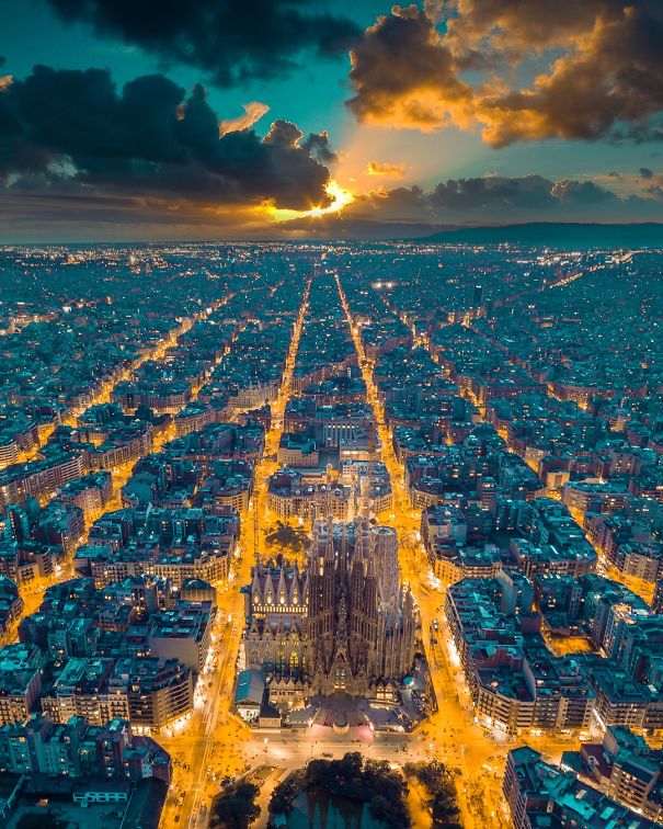 Light2019-TOP-50-Streets-lights-in-Barcelona-by-Henry-Do-Barcelona-Spain-5d4aac152ca02.jpg