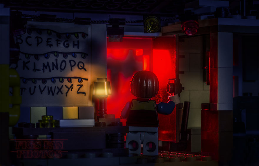 That's How The Stranger Things Would Look Like If It Had Been Directed By LEGO (16pics)