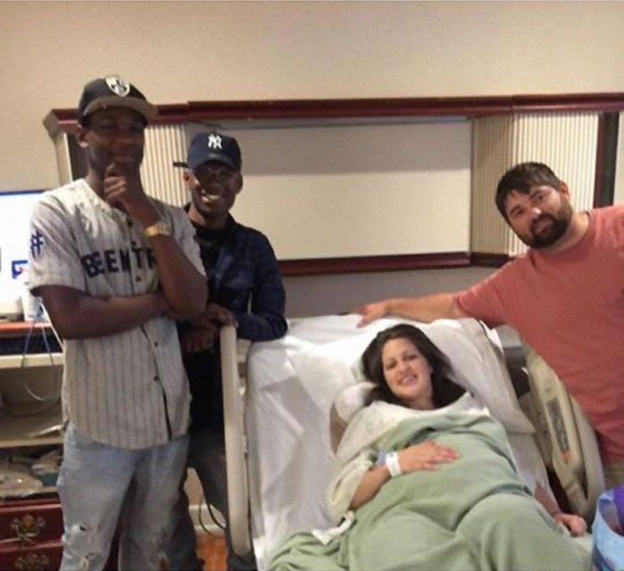 Family Accidentally Texts Baby News To Complete Strangers, They Pay Them A Visit And Bring Gifts For The Baby Family Accidentally Texts Baby News To Complete Strangers, They Pay Them A Visit And Bring Gifts For The Baby