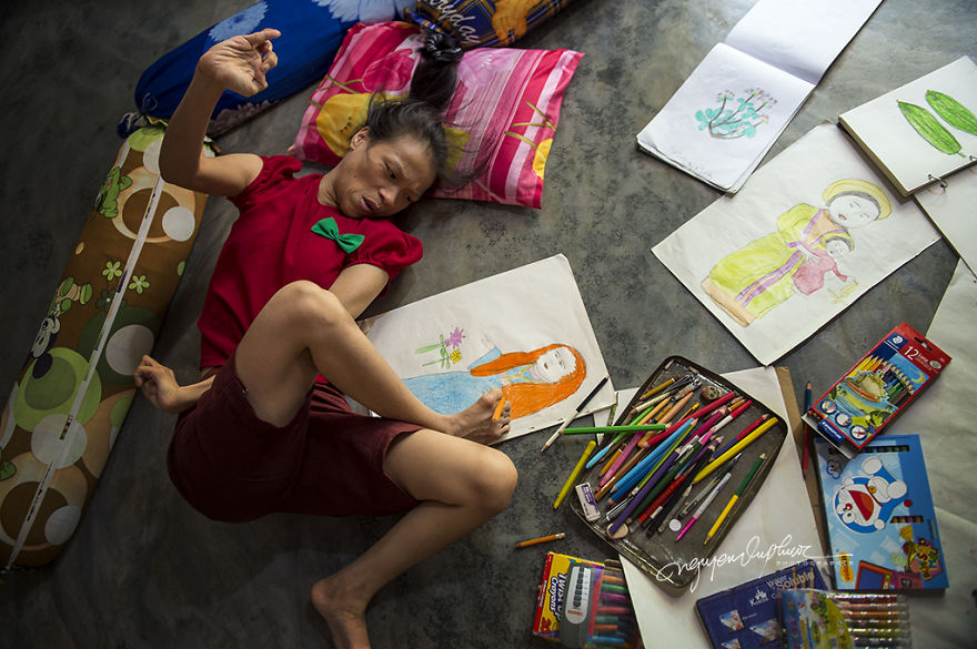 This 27-Year-Old Girl Is Disabled But She Uses Her Feet To Draw Optimistic Pictures With Hopes Of Supporting Her Mother This 27-Year-Old Girl Is Disabled But She Uses Her Feet To Draw Optimistic Pictures With Hopes Of Supporting Her Mother