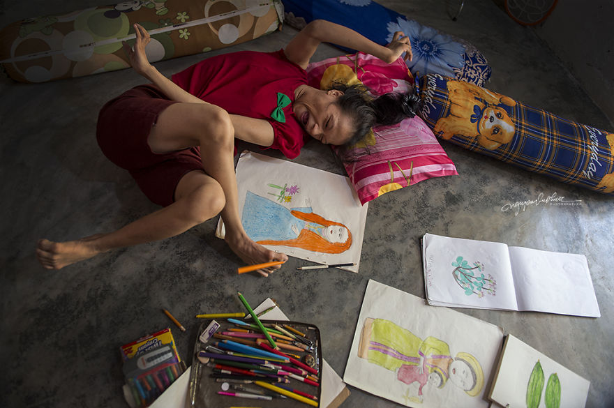 This 27-Year-Old Girl Is Disabled But She Uses Her Feet To Draw Optimistic Pictures With Hopes Of Supporting Her Mother