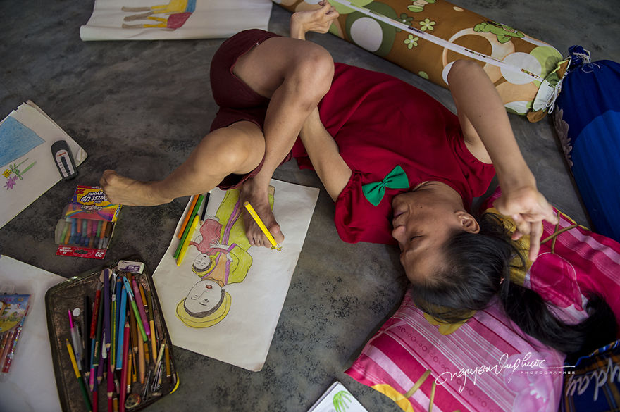 This 27-Year-Old Girl Is Disabled But She Uses Her Feet To Draw Optimistic Pictures With Hopes Of Supporting Her Mother