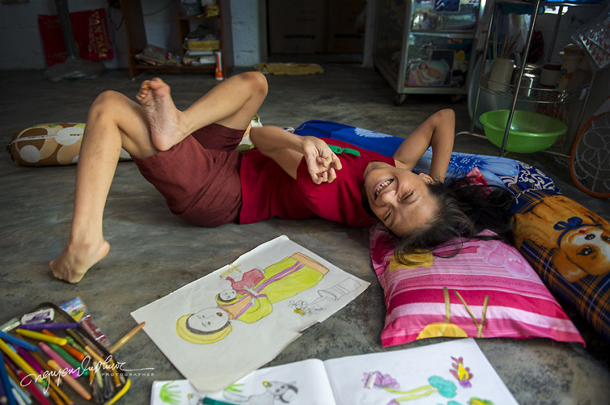 This 27-Year-Old Girl Is Disabled But She Uses Her Feet To Draw Optimistic Pictures With Hopes Of Supporting Her Mother This 27-Year-Old Girl Is Disabled But She Uses Her Feet To Draw Optimistic Pictures With Hopes Of Supporting Her Mother