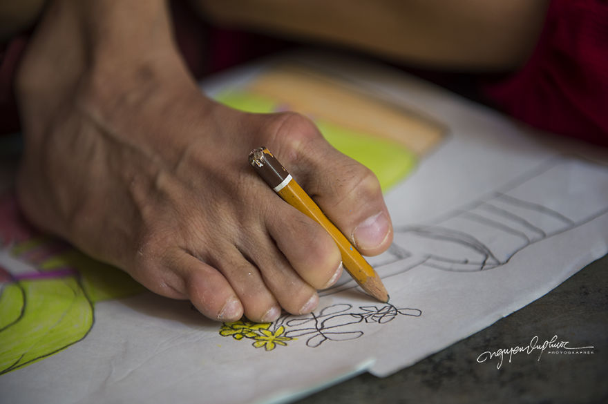 This 27-Year-Old Girl Is Disabled But She Uses Her Feet To Draw Optimistic Pictures With Hopes Of Supporting Her Mother This 27-Year-Old Girl Is Disabled But She Uses Her Feet To Draw Optimistic Pictures With Hopes Of Supporting Her Mother
