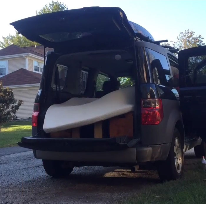 Boyfriend Leaves His GF In A Gas Station By Accident, She Keeps Asking People To Use Their Phones Until Cops Show Up