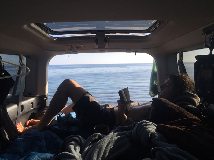 Boyfriend Leaves His GF In A Gas Station By Accident, She Keeps Asking People To Use Their Phones Until Cops Show Up