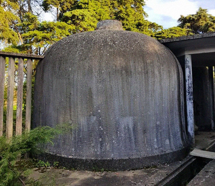 Portuguese Graffiti Artist Turns A Concrete Block Into An Abandoned Bus Portuguese Graffiti Artist Turns A Concrete Block Into An Abandoned Bus