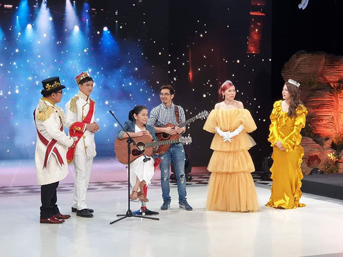 This Sleepiest Chihuahua Ever Can’t Handle Grandma’s Singing