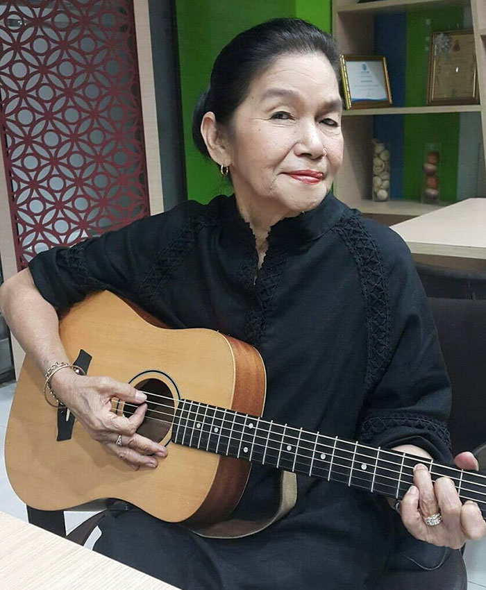 This Sleepiest Chihuahua Ever Can’t Handle Grandma’s Singing