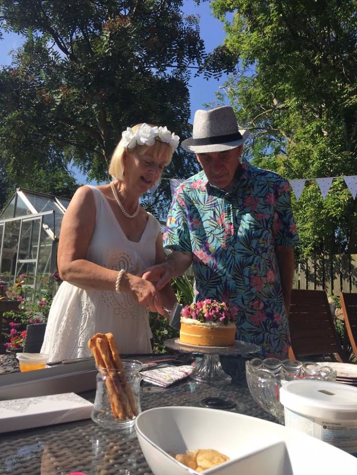 Sweet Man Suffering From Dementia Proposes To His 'Girlfriend' Who's Actually His Wife Of 12 Years Sweet Man Suffering From Dementia Proposes To His 'Girlfriend' Who's Actually His Wife Of 12 Years