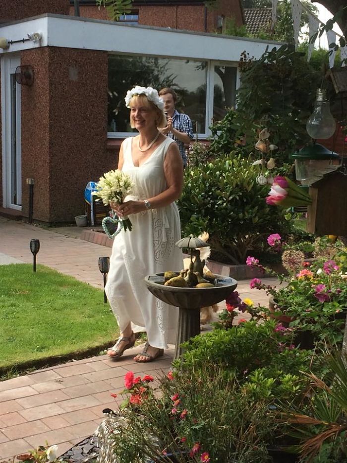 Sweet Man Suffering From Dementia Proposes To His 'Girlfriend' Who's Actually His Wife Of 12 Years Sweet Man Suffering From Dementia Proposes To His 'Girlfriend' Who's Actually His Wife Of 12 Years