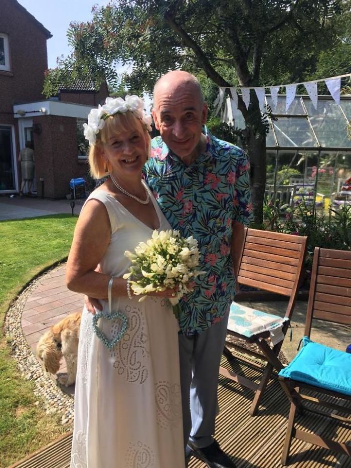 Sweet Man Suffering From Dementia Proposes To His 'Girlfriend' Who's Actually His Wife Of 12 Years Sweet Man Suffering From Dementia Proposes To His 'Girlfriend' Who's Actually His Wife Of 12 Years