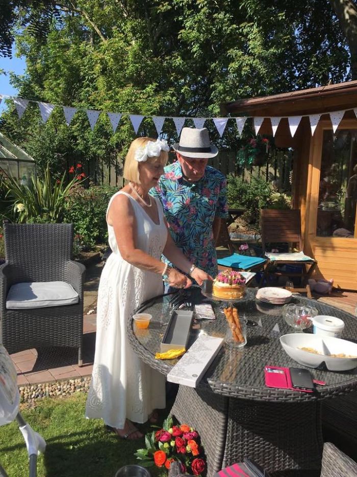 Sweet Man Suffering From Dementia Proposes To His 'Girlfriend' Who's Actually His Wife Of 12 Years Sweet Man Suffering From Dementia Proposes To His 'Girlfriend' Who's Actually His Wife Of 12 Years