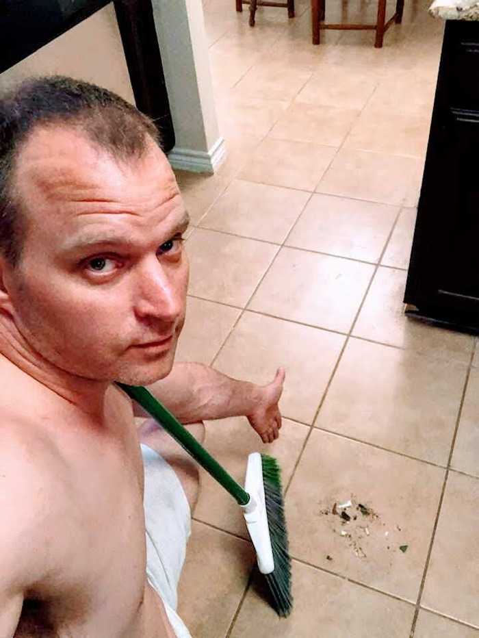 Guy Poses For Hilarious 'Sexy' Shots For His Lady And It Goes Viral Guy Poses For Hilarious 'Sexy' Shots For His Lady And It Goes Viral