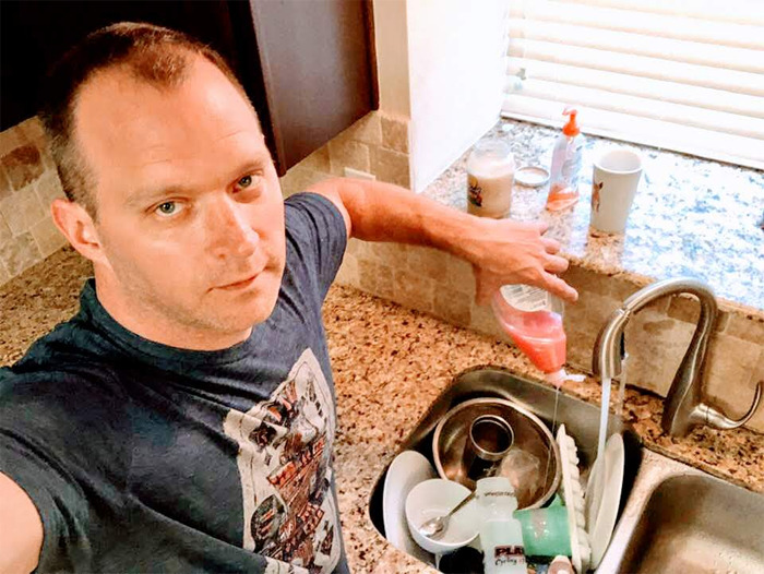 Guy Poses For Hilarious 'Sexy' Shots For His Lady And It Goes Viral Guy Poses For Hilarious 'Sexy' Shots For His Lady And It Goes Viral