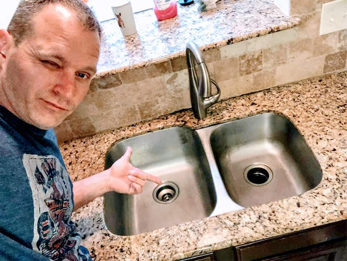 Guy Poses For Hilarious 'Sexy' Shots For His Lady And It Goes Viral Guy Poses For Hilarious 'Sexy' Shots For His Lady And It Goes Viral