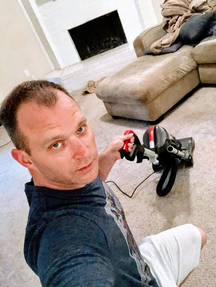 Guy Poses For Hilarious 'Sexy' Shots For His Lady And It Goes Viral Guy Poses For Hilarious 'Sexy' Shots For His Lady And It Goes Viral