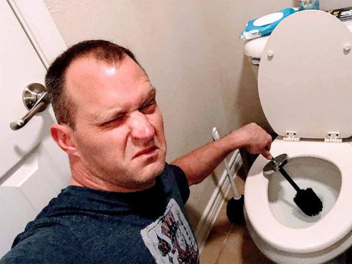 Guy Poses For Hilarious 'Sexy' Shots For His Lady And It Goes Viral Guy Poses For Hilarious 'Sexy' Shots For His Lady And It Goes Viral