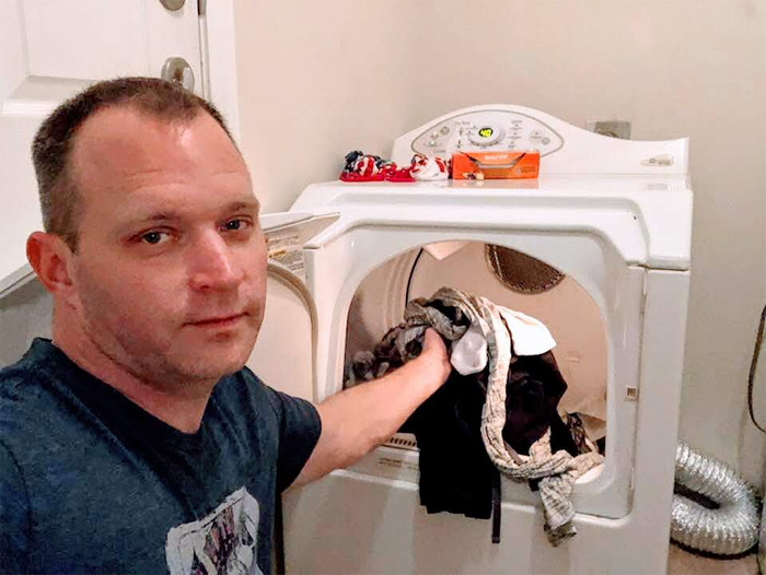 Guy Poses For Hilarious 'Sexy' Shots For His Lady And It Goes Viral Guy Poses For Hilarious 'Sexy' Shots For His Lady And It Goes Viral