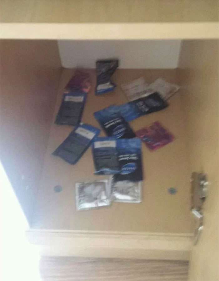 I’m Staying In A Hotel In Los Vegas And This Is What I Found In The Closet I Hope The Sheets Are Clean