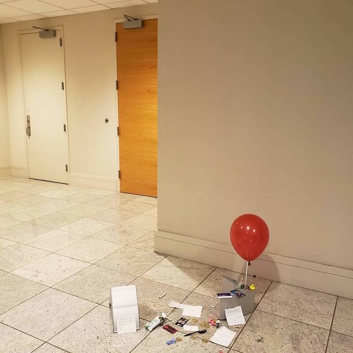 FedEx Put Up A Life-Size Ad At Dragon Con, People Saw There Were Many Ways To Improve It