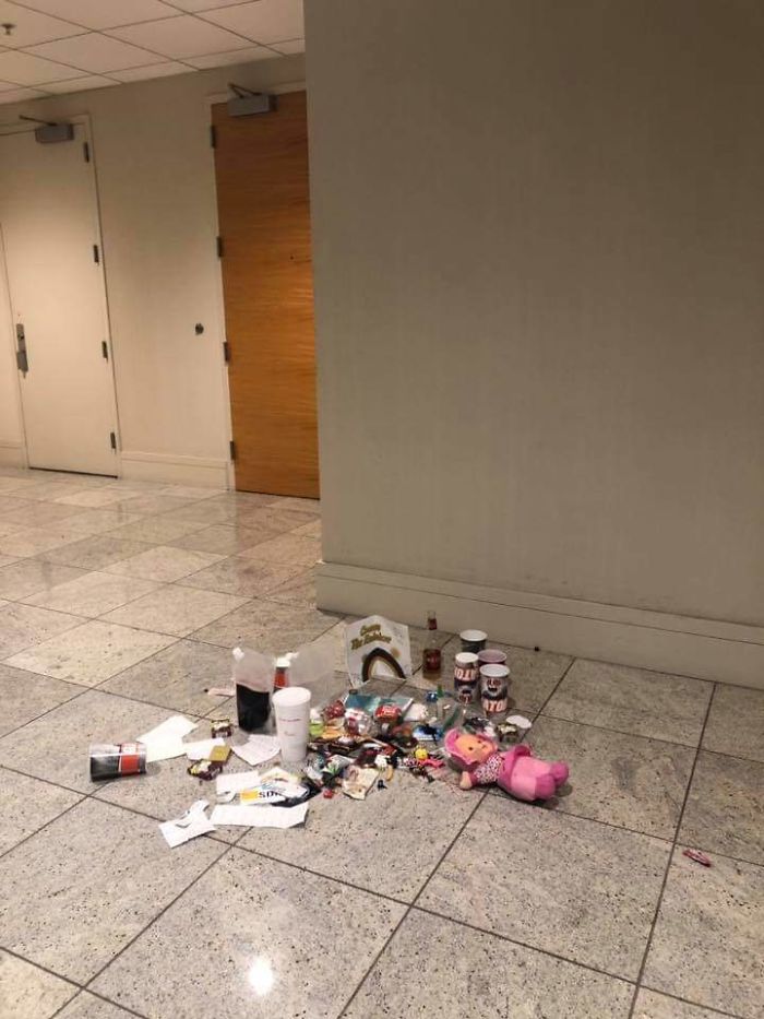 FedEx Put Up A Life-Size Ad At Dragon Con, People Saw There Were Many Ways To Improve It