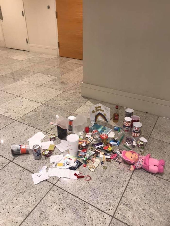 FedEx Put Up A Life-Size Ad At Dragon Con, People Saw There Were Many Ways To Improve It