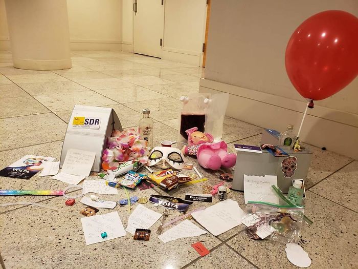 FedEx Put Up A Life-Size Ad At Dragon Con, People Saw There Were Many Ways To Improve It FedEx Put Up A Life-Size Ad At Dragon Con, People Saw There Were Many Ways To Improve It