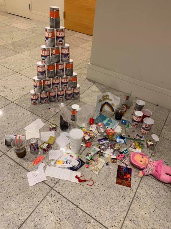 FedEx Put Up A Life-Size Ad At Dragon Con, People Saw There Were Many Ways To Improve It