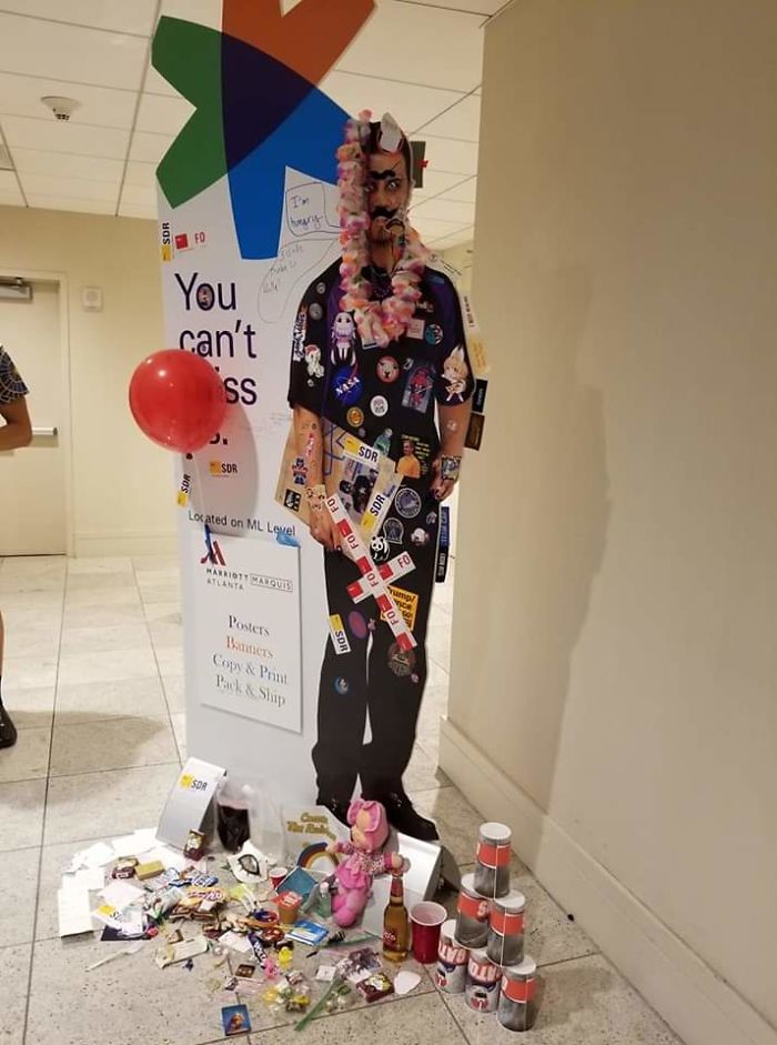 FedEx Put Up A Life-Size Ad At Dragon Con, People Saw There Were Many Ways To Improve It