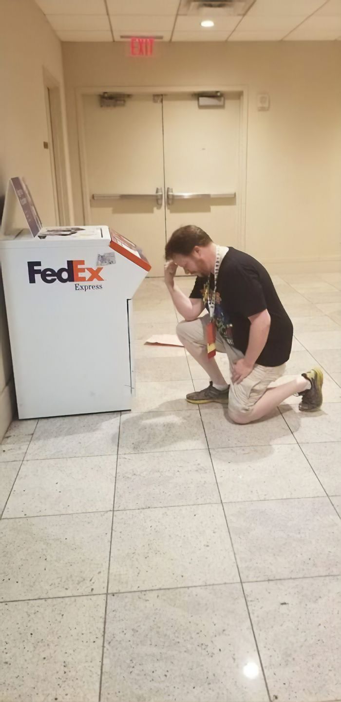 FedEx Put Up A Life-Size Ad At Dragon Con, People Saw There Were Many Ways To Improve It FedEx Put Up A Life-Size Ad At Dragon Con, People Saw There Were Many Ways To Improve It