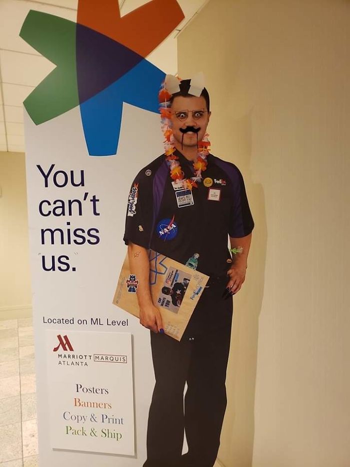 FedEx Put Up A Life-Size Ad At Dragon Con, People Saw There Were Many Ways To Improve It