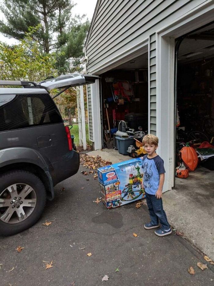 My Mom Ordered One Of My Little Brothers Biggest Gifts For Christmas, Amazon Thought It Would Be A Good Idea To Send It With Absolutely No Box And Have It Delivered To The Front Of Her House, Completely Spoiling The Surprise