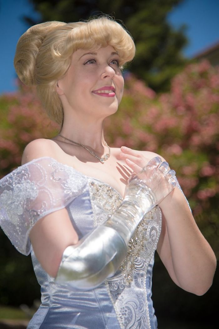 To Encourage A Little Girl Who Was Born Without An Arm, This Woman Shares Stunning Photos Of Herself As Cinderella With A Glass Arm