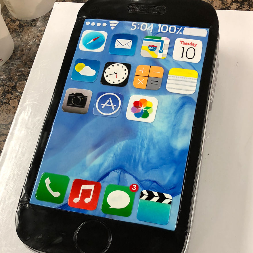 Realistic iPhone Cake
