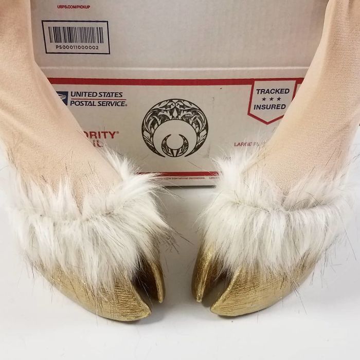 Artist Creates Shoes In The Shape Of Animal Hooves And The Result Is Impressive.