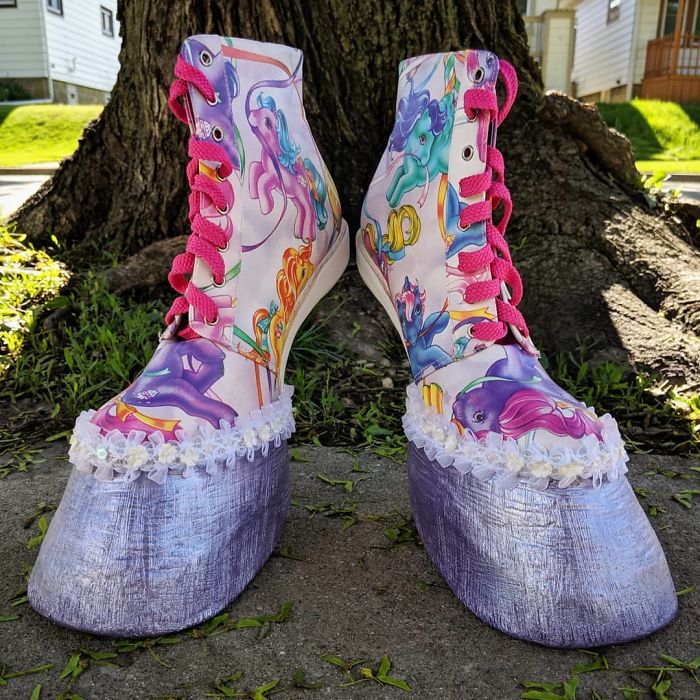 Artist Creates Shoes In The Shape Of Animal Hooves And The Result Is Impressive.