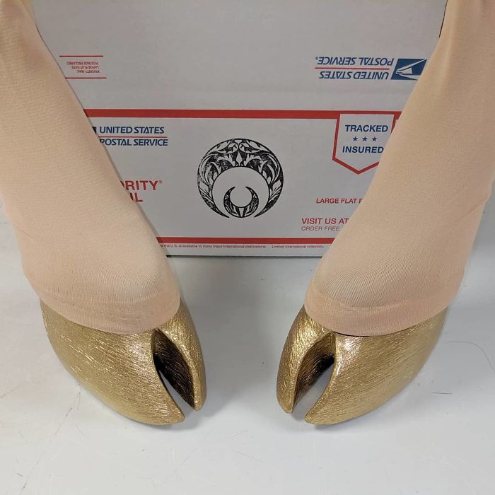 Artist Creates Shoes In The Shape Of Animal Hooves And The Result Is Impressive.