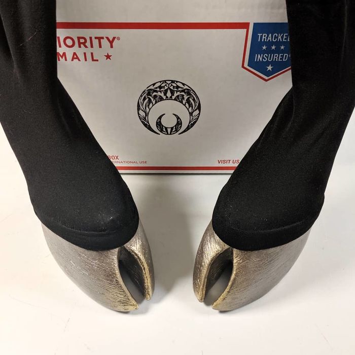 Artist Creates Shoes In The Shape Of Animal Hooves And The Result Is Impressive.