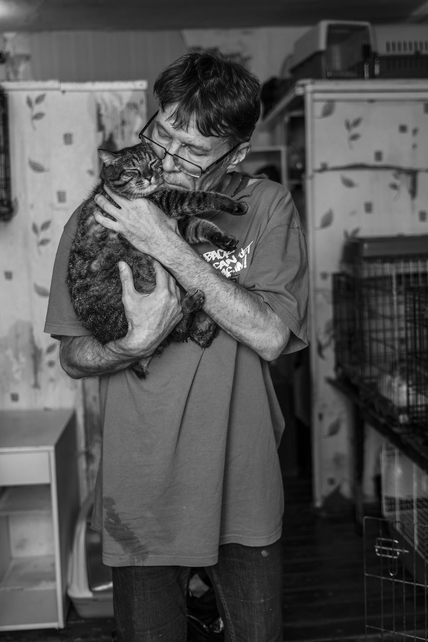 I Capture A Heartbreaking Story About A Woman That Dedicated Her Life To Stray Cats Despite Her Own Hardships I Capture A Heartbreaking Story About A Woman That Dedicated Her Life To Stray Cats Despite Her Own Hardships