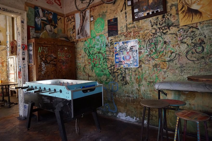 I Went To An Old Jewish Quarter In Budapest To Find Out What The Fuss Is All About Ruin Bars (20 Pics) I Went To An Old Jewish Quarter In Budapest To Find Out What The Fuss Is All About Ruin Bars (20 Pics)