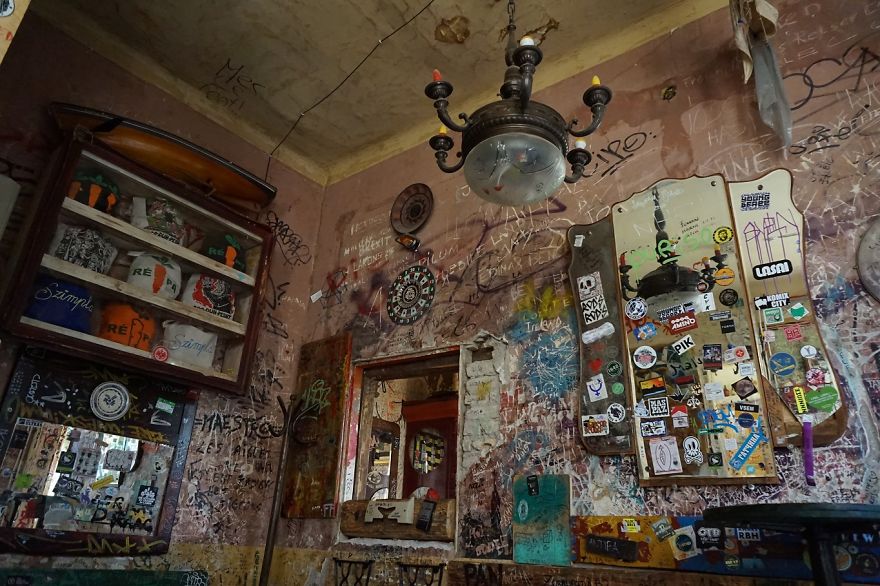 I Went To An Old Jewish Quarter In Budapest To Find Out What The Fuss Is All About Ruin Bars (20 Pics)