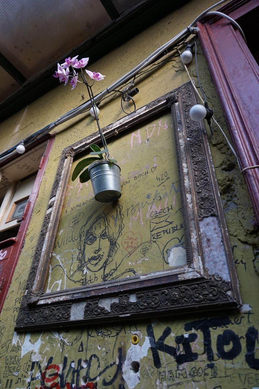 I Went To An Old Jewish Quarter In Budapest To Find Out What The Fuss Is All About Ruin Bars (20 Pics) I Went To An Old Jewish Quarter In Budapest To Find Out What The Fuss Is All About Ruin Bars (20 Pics)