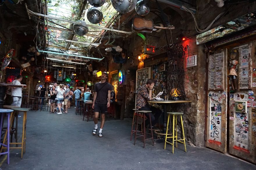 I Went To An Old Jewish Quarter In Budapest To Find Out What The Fuss Is All About Ruin Bars (20 Pics) I Went To An Old Jewish Quarter In Budapest To Find Out What The Fuss Is All About Ruin Bars (20 Pics)